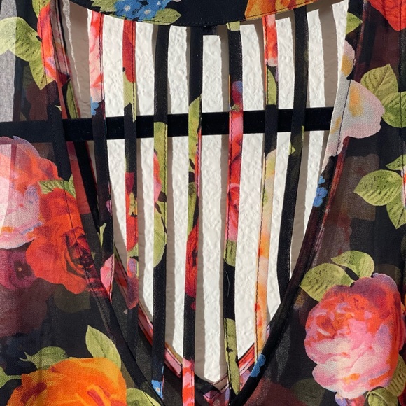 Guess Chiffon Floral Top
Style #W4FN31W6BD0 - Picture 3 of 5